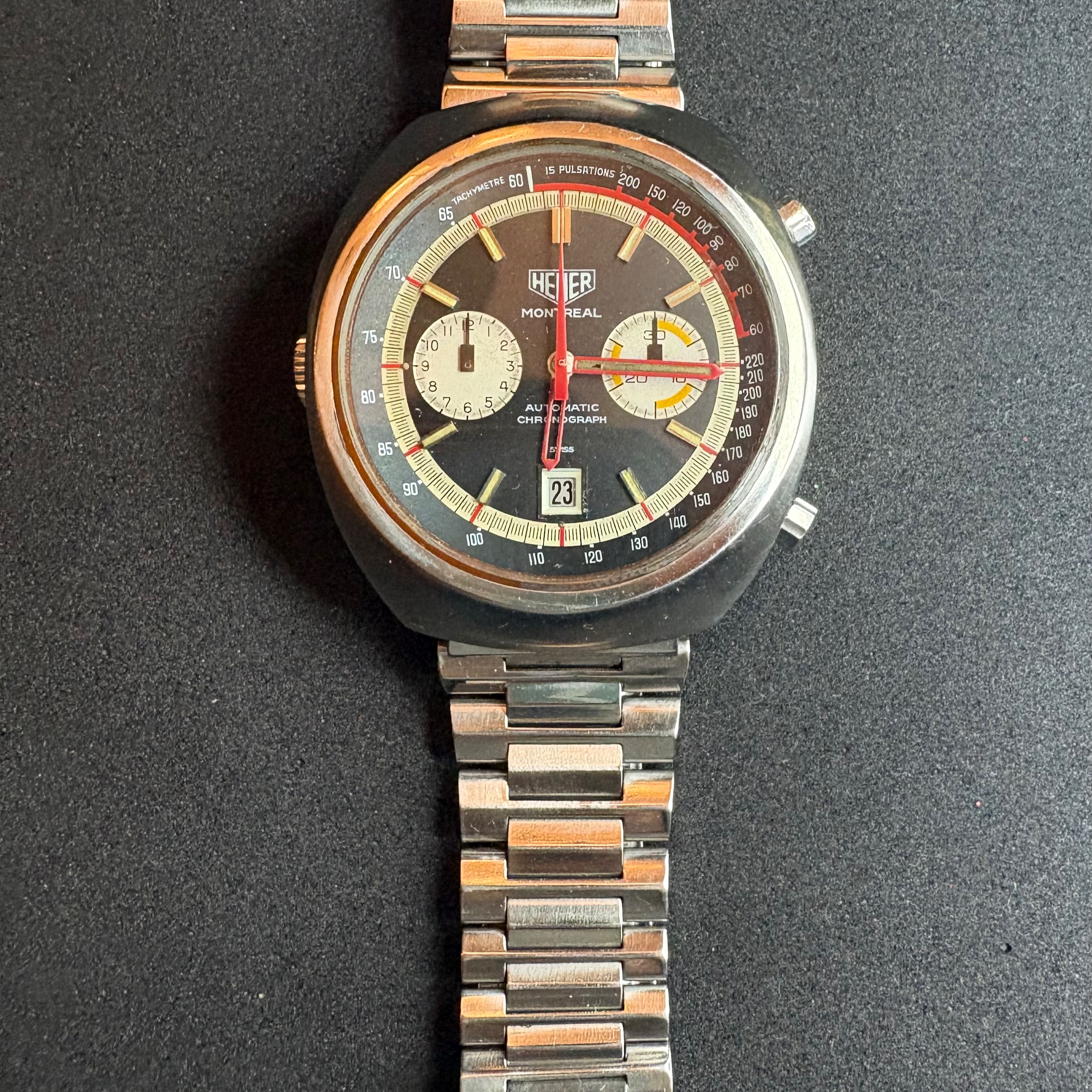 Fotografía real de nuestro Heuer Montreal Calibre 12 sobre tela oscura
